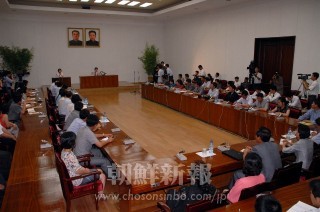 「脱北」女性の記者会見