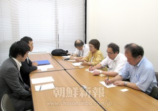 外務省で日朝対話再開を要請する清水代表ら