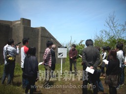 米軍内灘試射場跡を見学する一行