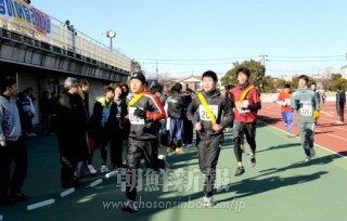 走者たちに温かい声援が送られた