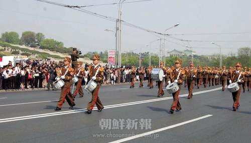 市中心部を更新する軍楽団(平壌支局)