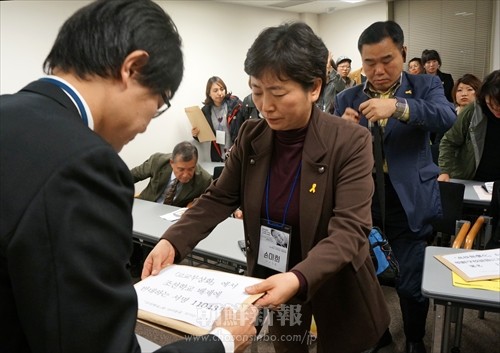 文科省に11,043人分の署名を提出した。