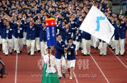 釜山アジア大会で合同入場する北南の選手たち(02年9月)