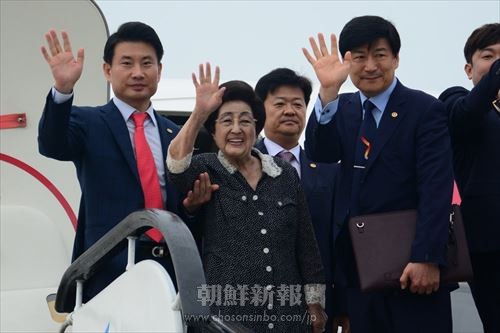 北側関係者に手を振って別れのあいさつをする李姫鎬女史と一行(8日、平壌国際空港)