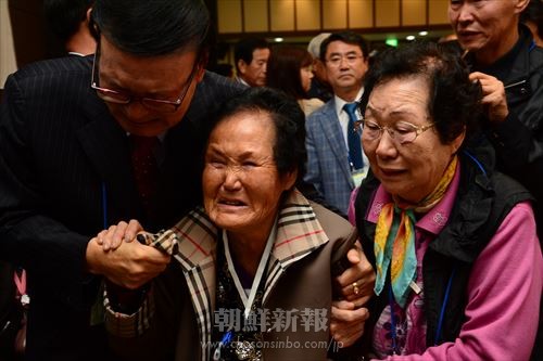 再会に涙する家族