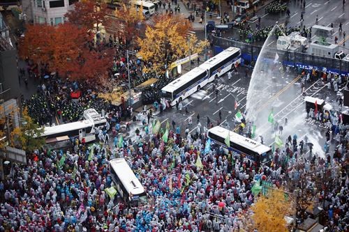 警察はデモ隊に向かって放水銃を放った（連合ニュース）