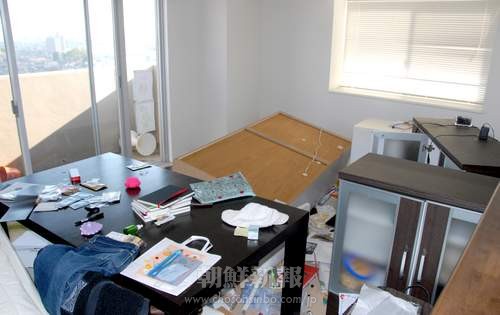 家財が散乱する同胞宅