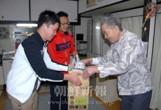 被災同胞に救援物資を手渡す総聯活動家