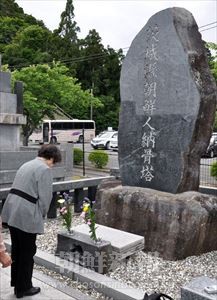 参加者たちは慰霊塔に手を合わせ焼香した