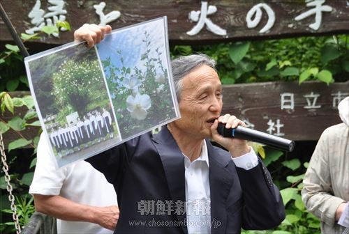 「歴史探訪」には講師として慰霊塔管理委の張永祚事務局長が同行した