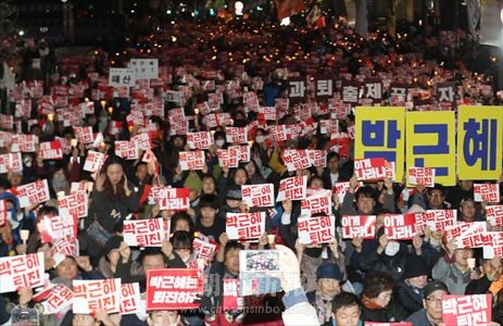 10月29日にソウル都心で行われたロウソク集会のようす(連合ニュース)