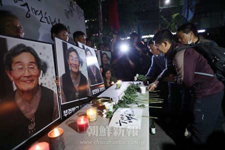 ペク・ナムギさんが倒れた事故現場で献花をする人々(1日、連合ニュース)