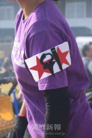 英雄の袖には위(衛)の腕章