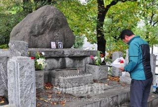 金太一少年と朴柱範先生を偲んで献花