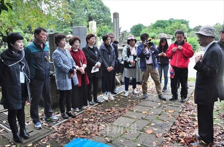 呉亨鎮顧問(右)の体験談に聞き入る訪問団メンバー