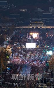 ソウルの光化門広場を埋め尽くした市民が朴槿恵退陣を要求しキャンドルを掲げた(連合ニュース)