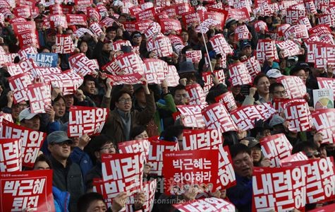 「朴槿恵退陣」を叫ぶ市民(連合ニュース)