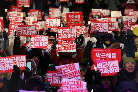 7回目のロウソク集会で「朴槿恵即刻退陣」を叫ぶ参加者(連合ニュース)