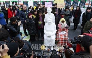 集会では性奴隷被害者2人の銅像(中央)が公開された。右は少女像(連合ニュース)