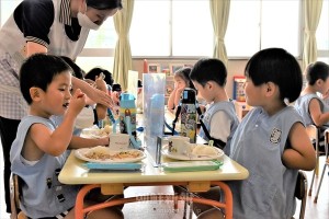 川崎初級と共に、市民団体「トングラミ」の給食支援