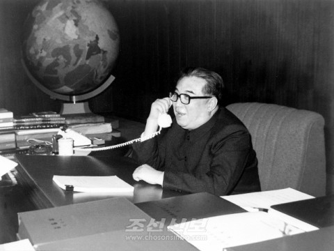 지구위 집무실에 계시는 주석님