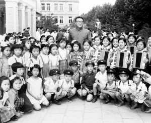 학생들과 함께 계시는 주석님