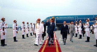 하노이에 도착한 김영남위원장