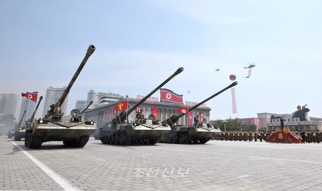 김정은원수님 참석밑에 조국해방전쟁승리 60돐경축 열병식 및 평양시군중시위가 27일, 김일성광장에서 진행되였다.(조선중앙통신)