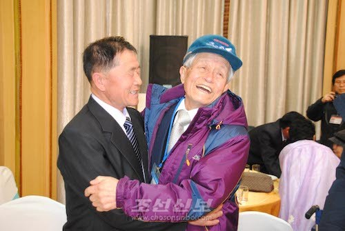 금강산호텔에서 남측에서 온 90고개를 넘은 아버지를 만나 《아버지, 아버지》하고 포옹하는 아들(사진 리동호기자)