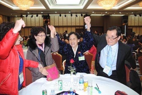 《조국통일》, 《평화통일》의 만세소리를 부르며(사진 리동호기자)