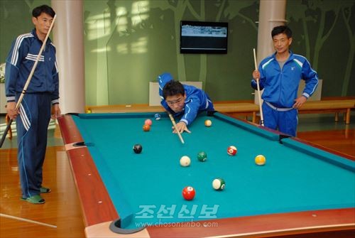 당구를 치는 휴양생들