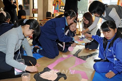 공동제작을 하는 조일어린이들의모습