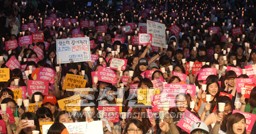 10일 서울에서 진행된 등록금문제해결을 요구하는 초불집회 [사진=련합뉴스]