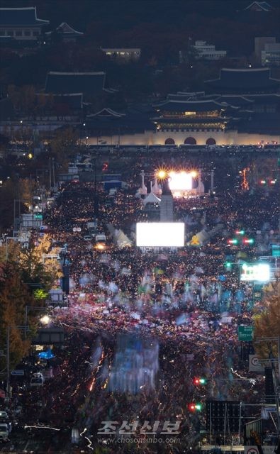박근혜퇴진을 촉구하여 100만명을 넘는 사람들이 서울에 집결하였다.(련합뉴스)