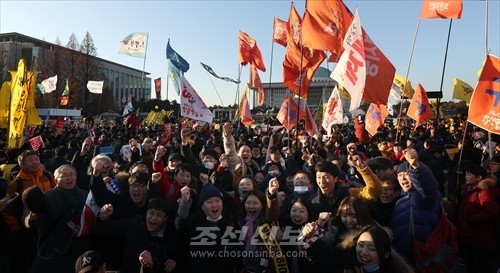 탄핵안이 가결된 9일 결과가 발표되자 국회앞에서 민중들이 환호를 올렸다.(련합뉴스)