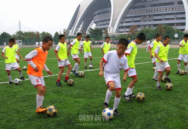 平壌国際サッカー学校では、エリート育成のための専門教育が行われる（写真はすべて朝鮮中央通信＝朝鮮通信）