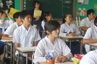 日本の参観者たちは、生徒たちの礼儀正しさや学習意欲の高さに深い感銘を受けた