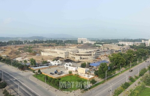 多機能的なスポーツ施設として建設されている紋繍遊泳場（写真はともに朝鮮中央通信＝朝鮮通信）