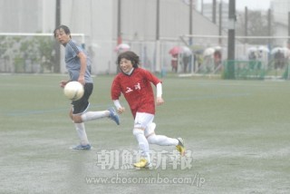 「高麗広島FC」からはマネージャーの沈鈴子さん(49)も出場し、献身的にボールを追いかけた。