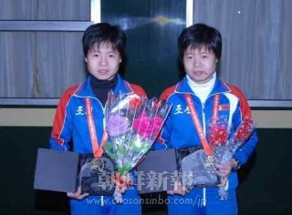 14日に帰国したキム・ヘギョン選手（右）とキム・ヘソン選手（写真は労働新聞）