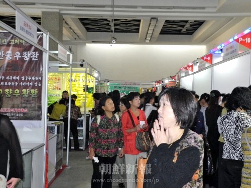 女性の姿が目立った展示会会場