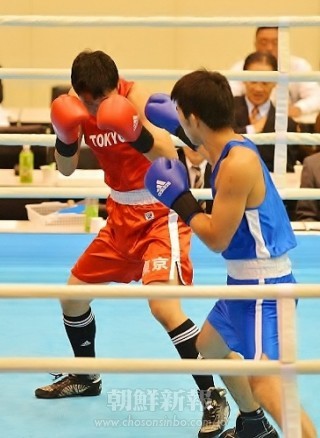 朝大職員の任成壎選手(赤)が、全日本社会人ボクシングのミドル級で優勝を果たした。