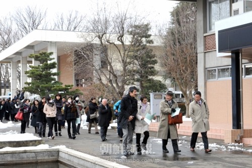 構内を見学する参加者たち