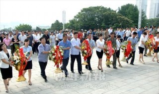 万寿台の丘にある主席の銅像に花をたむける人々（8日、朝鮮中央通信＝朝鮮通信）