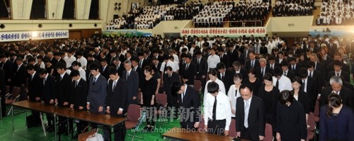 在日本朝鮮人中央追慕大会で黙とうする参加者たち