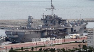 ＵＦＧに参加するため釜山基地に入港する米海軍の揚陸指揮艦「ブルー・リッジ」（12日、連合ニュース）