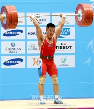 重量挙げ男子62㎏級で優勝したキム・ウングク選手。世界記録を更新した試技の場面（写真：盧琴順）