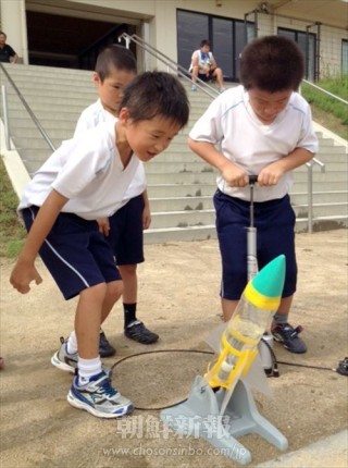 手作りロケットを打ち上げる子どもたち