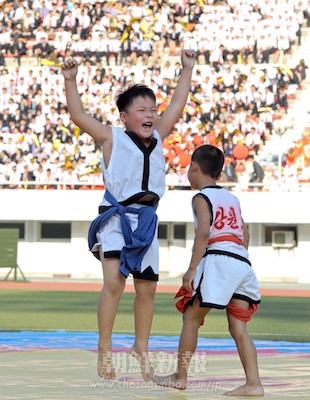 〈ピョンヤン笑顔の瞬間 50〉6歳の力自慢