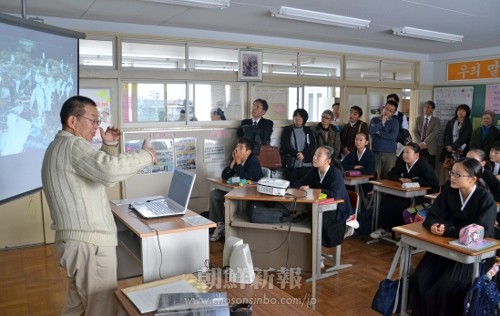 中1、中2の生徒は福島県の子どもたちを放射能から守る取り組みについて学んだ。